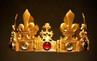 "France-001310 - Gold Crown" by archer10 (Dennis) is licensed under CC BY-SA 2.0.